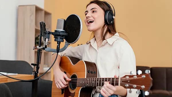 1-on-1 Vocal lessons to overcome vocal challenges and build confidence