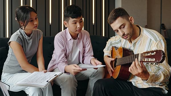 Best guitar teachers in Boston: Top 1-on-1 guitar teachers, costs & how to choose