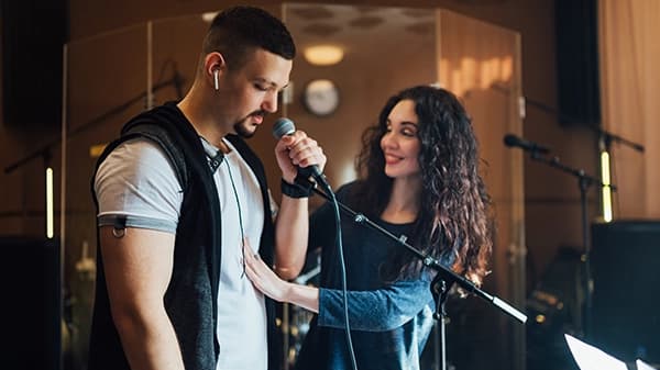 How 1-on-1 singing lessons can help explore musical theater repertoire and improve vocal lift