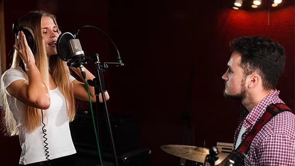 How 1-on-1 singing lessons can help improve breath control and pitch stability