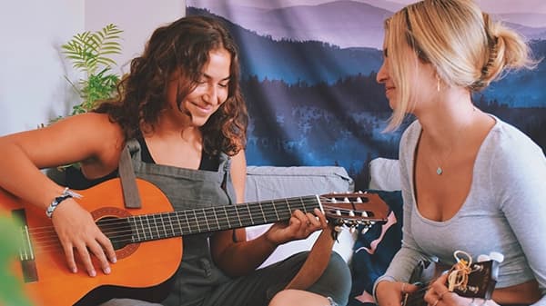 How 1-on-1 guitar lessons helped Evie master fingerpicking and strumming patterns with confidence
