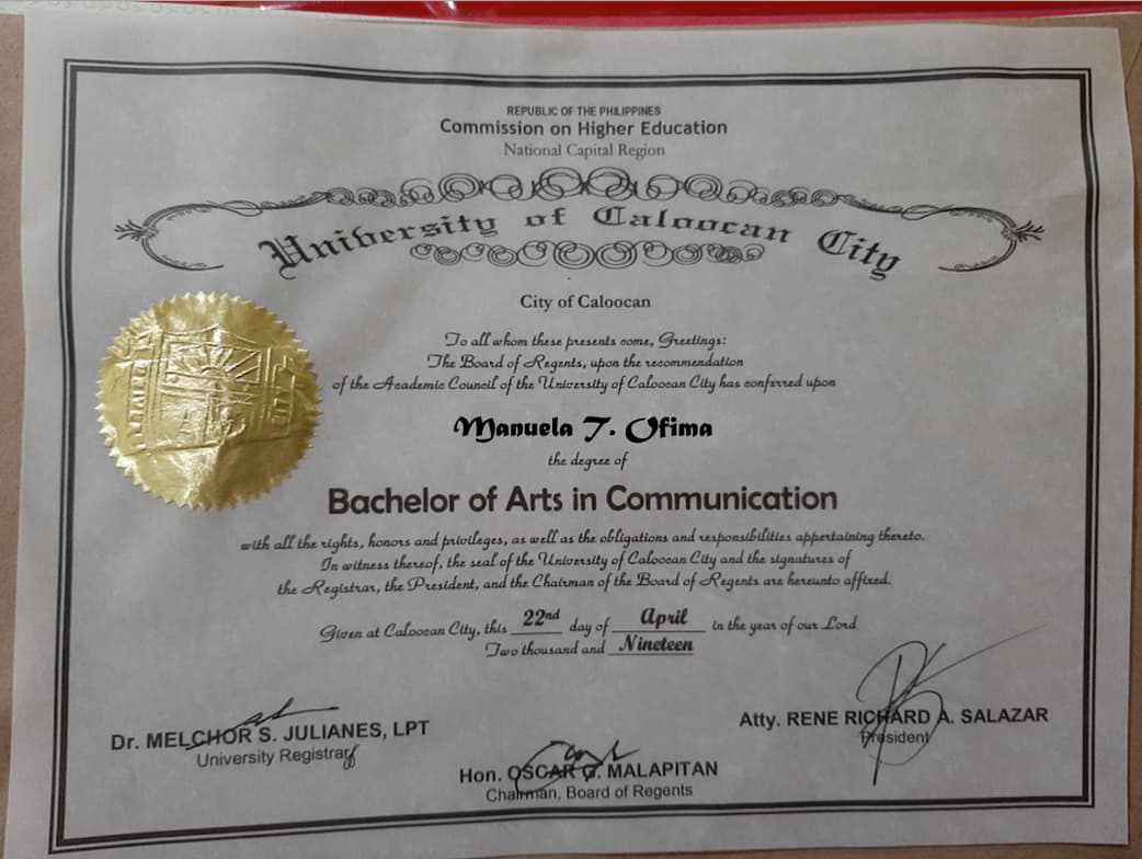 Verified degree or teaching certification of Manuela 