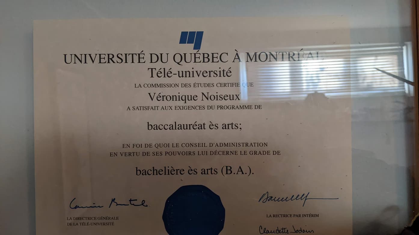 Verified degree or teaching certification of Veronique 