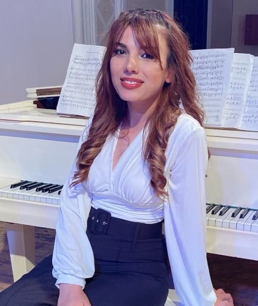 Profile photo of Farah, Piano tutor at Wiingy