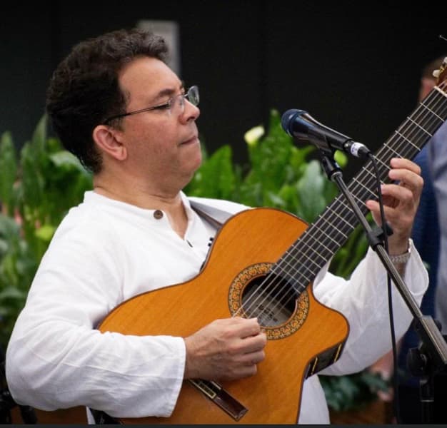 Profile photo of Luis Mario, Guitar tutor at Wiingy 