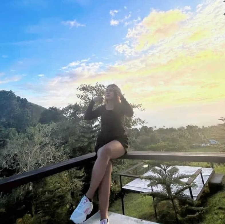 Travel snapshot of Lanie during a trip 