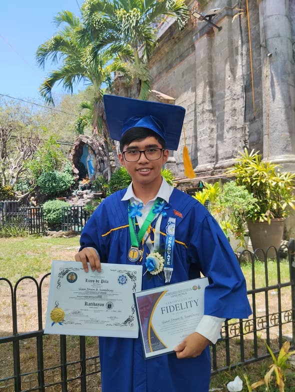 Graduation ceremony photo of Gian 