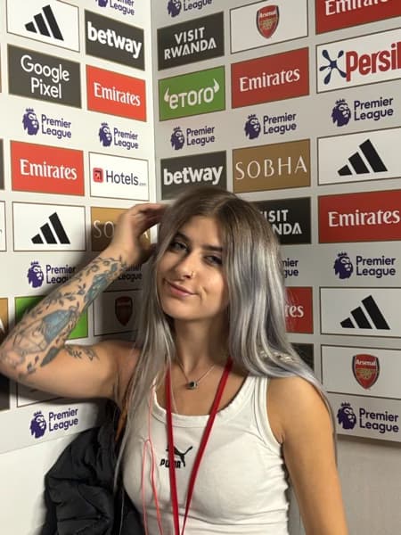 Profile photo of Holly Anne, Yoga tutor at Wiingy 