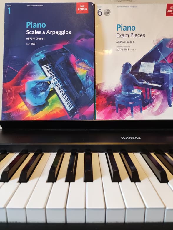 Piano learning materials by Momo 