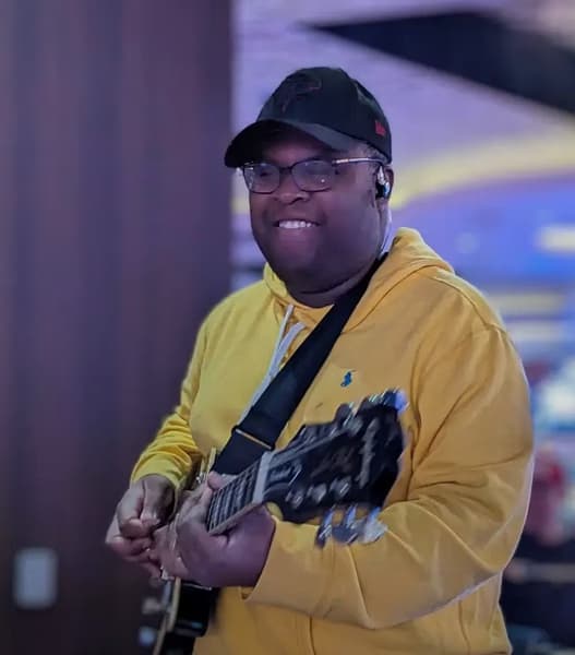 Profile photo of John , Guitar tutor at Wiingy 