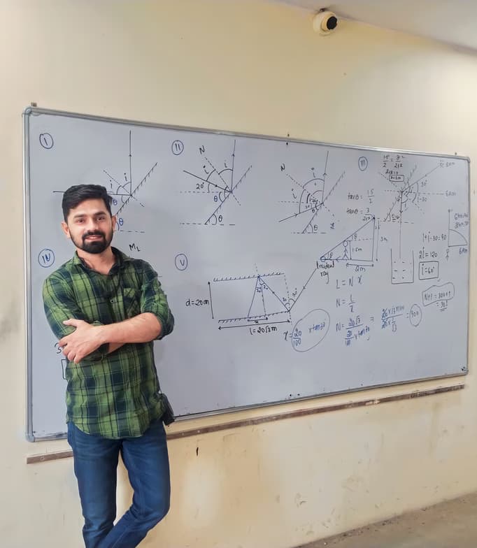 Profile photo of nitesh, Physics tutor at Wiingy 