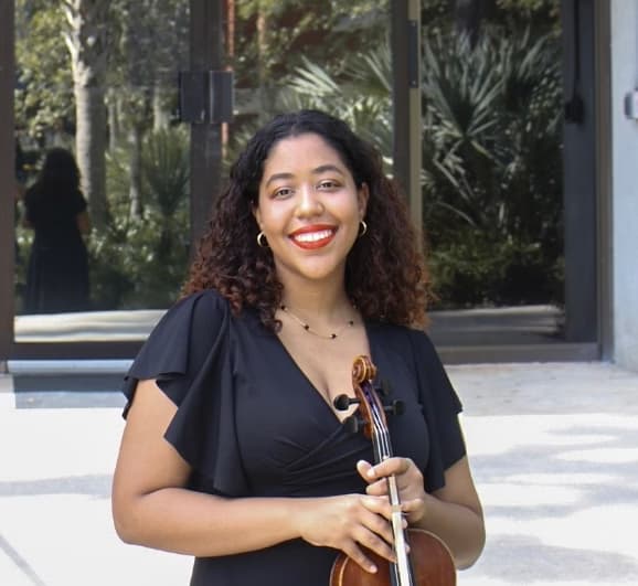 Profile photo of Carla, Violin tutor at Wiingy