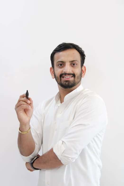 Profile photo of Mranal, Economics tutor at Wiingy 