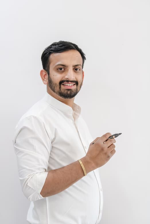 Profile photo of Mranal, Economics tutor at Wiingy 