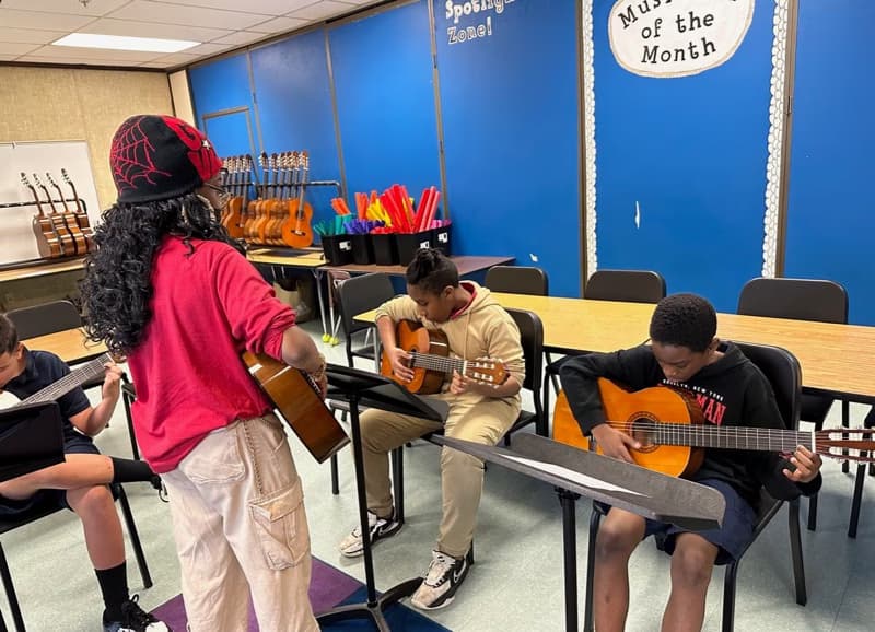 Xiomara conducting a lesson 