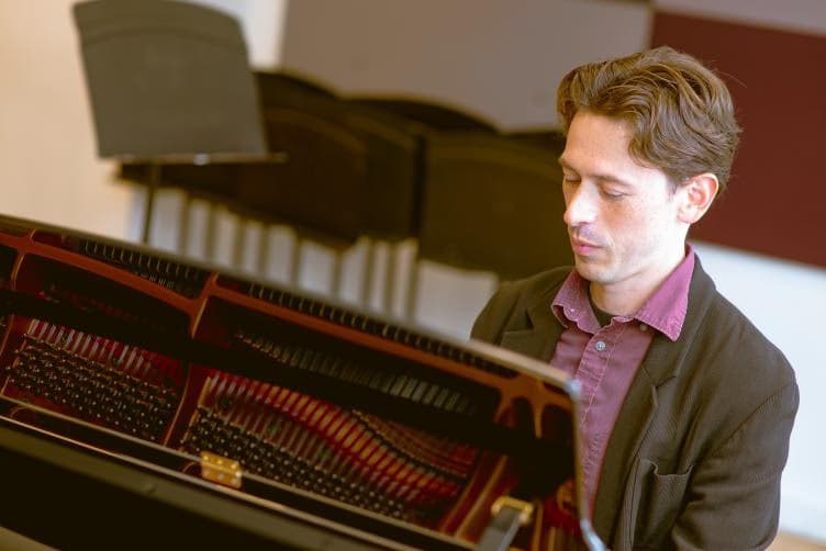 Profile photo of Santiago , Singing tutor at Wiingy