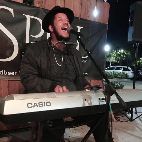 Casual photos of Mark V., Wiingy tutor 