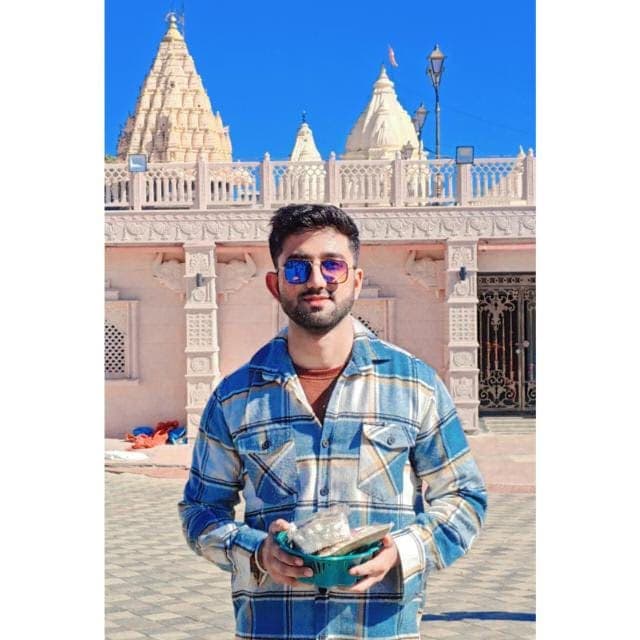 Profile photo of Varun, Chemistry tutor at Wiingy 