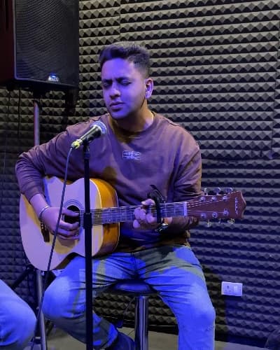 Profile photo of Manik, Guitar tutor at Wiingy