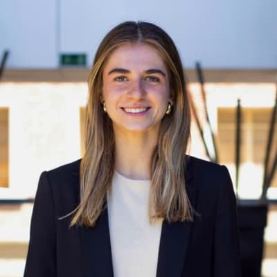 Profile photo of Azura	, Chemistry tutor at Wiingy 