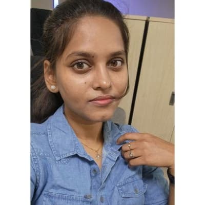 Profile photo of Devika, Hindi tutor at Wiingy 