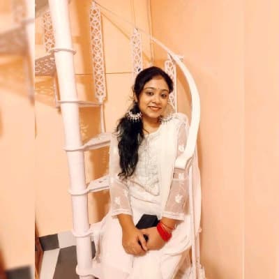 Profile photo of Diya, Hindi tutor at Wiingy 