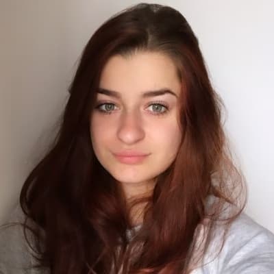 Profile photo of Eliza, Economics tutor at Wiingy 