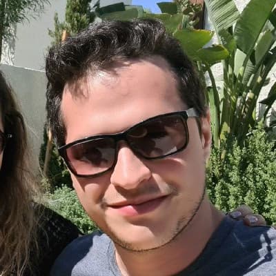 Profile photo of Everett, Economics tutor at Wiingy