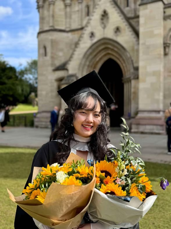 Profile photo of Phoebe, English tutor at Wiingy