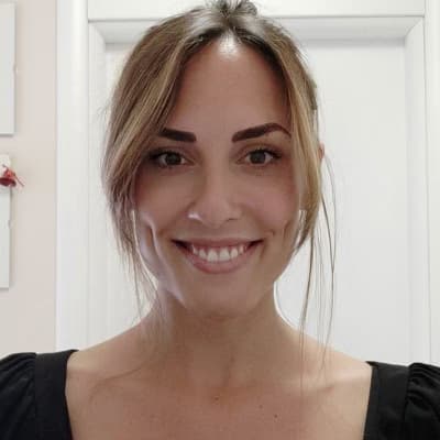 Profile photo of Iris, Economics tutor at Wiingy 