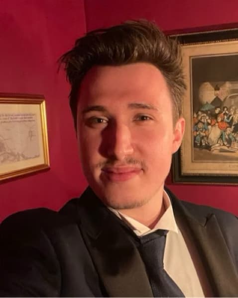 Profile photo of Louis, English tutor at Wiingy 