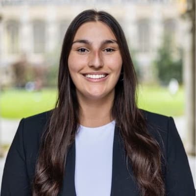 Profile photo of Lucia, French tutor at Wiingy 