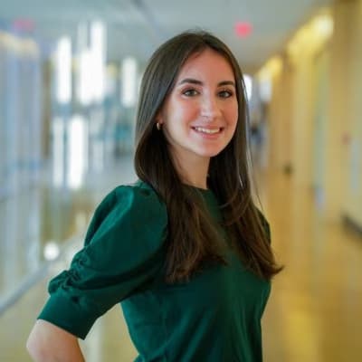 Profile photo of Mia, French tutor at Wiingy 