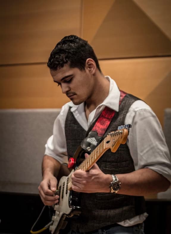 Profile photo of Riley, Guitar tutor at Wiingy 