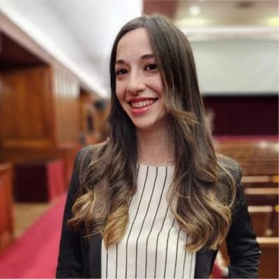 Profile photo of Raya, Economics tutor at Wiingy 