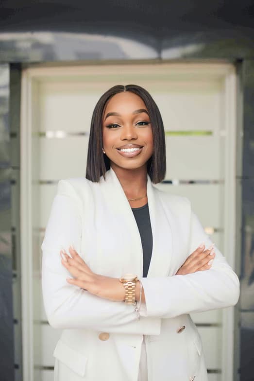 Profile photo of nicole, English tutor at Wiingy 