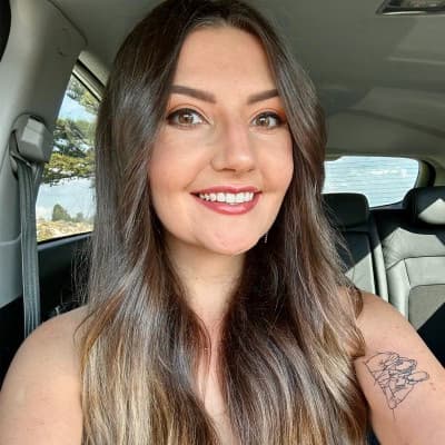 Profile photo of Thea, Singing tutor at Wiingy 