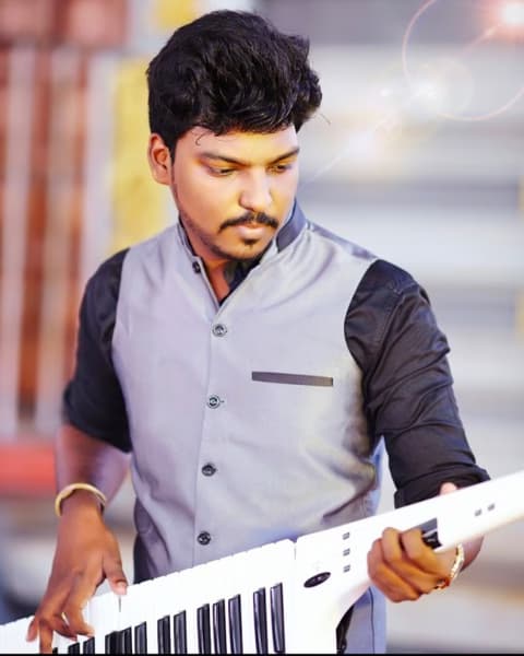 Profile photo of Thuvarakan, Piano tutor at Wiingy 