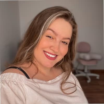 Profile photo of Zoe, English tutor at Wiingy 