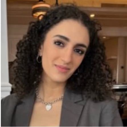 Profile photo of Lina, French tutor at Wiingy 