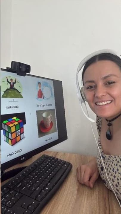 Verónica Jazmin  conducting a lesson 