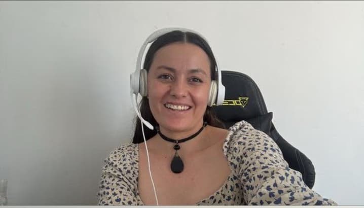 Verónica Jazmin  conducting a lesson 