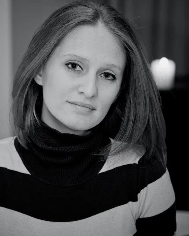 Jennifer conducting a lesson 