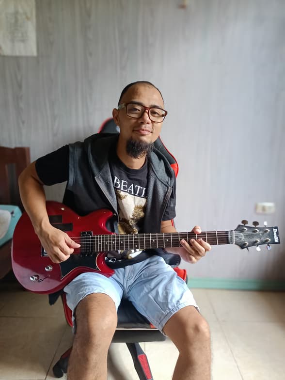 Profile photo of Kent Louise, Guitar tutor at Wiingy 