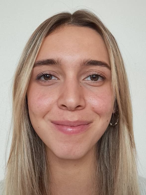 Profile photo of Zoé, English tutor at Wiingy 