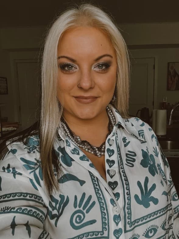 Profile photo of Ms. Andrea/Andy, Singing tutor at Wiingy