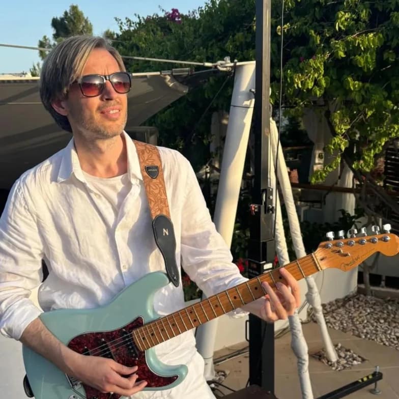 Profile photo of Simon, Guitar tutor at Wiingy