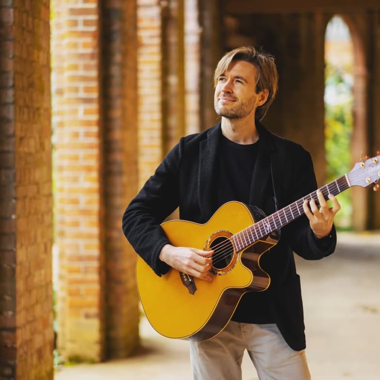 Profile photo of Simon, Guitar tutor at Wiingy