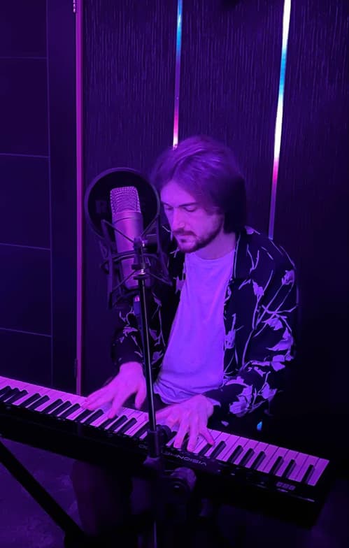 Profile photo of Oliver, Guitar tutor at Wiingy 