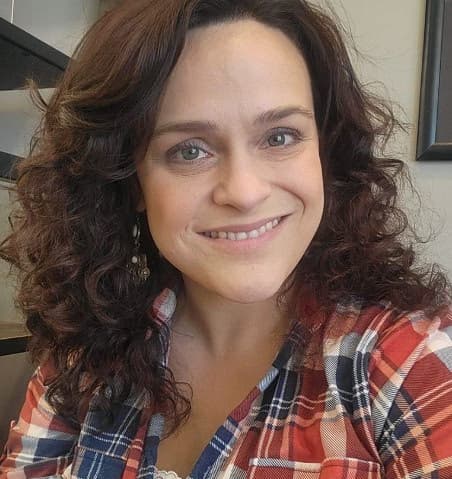 Profile photo of Sabra, Singing tutor at Wiingy 